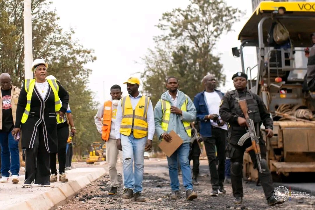 Lualaba : La Gouverneure Fifi MASUKA visite les chantiers routiers sur le Boulevard P.E. Lumumba et l’avenue GPM