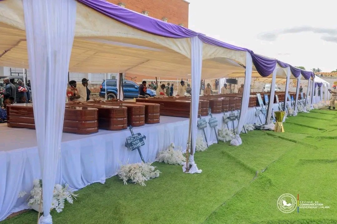 LUALABA EN DEUIL : LES CREUSEURS VICTIMES DU DRAME À LA CARRIÈRE DE MULONDO ONT ÉTÉ INHUMÉS APRÈS LES FUNÉRAILLES COLLECTIVES PRÉSIDÉES PAR LA GOUVERNEURE FIFI MASUKA