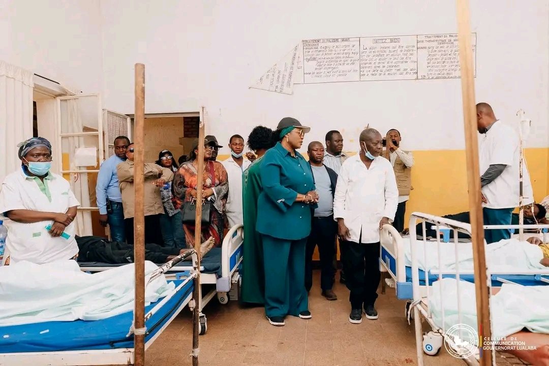 RDC-LUALABA : FIFI MASUKA VISITE L’HÔPITAL GÉNÉRAL DE RÉFÉRENCE DE LA CIMENKAT ET FAIT UN DON DES MÉDICAMENTS, COUVEUSES ET MATELAS.