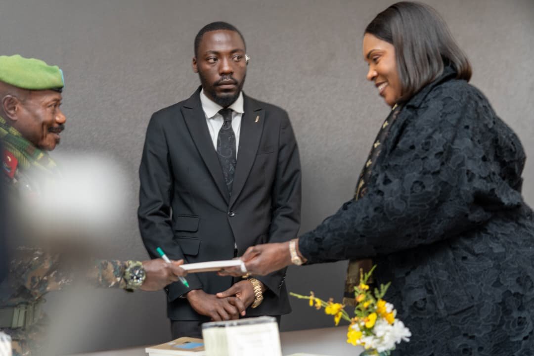 " Lualaba : Science & Culture: LA THÉORIE DE LA GUERRE JUSTE À L’ÉPREUVE DES GUERRES ASYMÉTRIQUES,  OUVRAGE DU GÉNÉRAL EDDY KAPEND,  PORTÉ SUR LE FONT BAPTISMAL PAR LA GOUVERNEURE FIFI MASUKA À L’UNIVERSITÉ DE KOLWEZI.